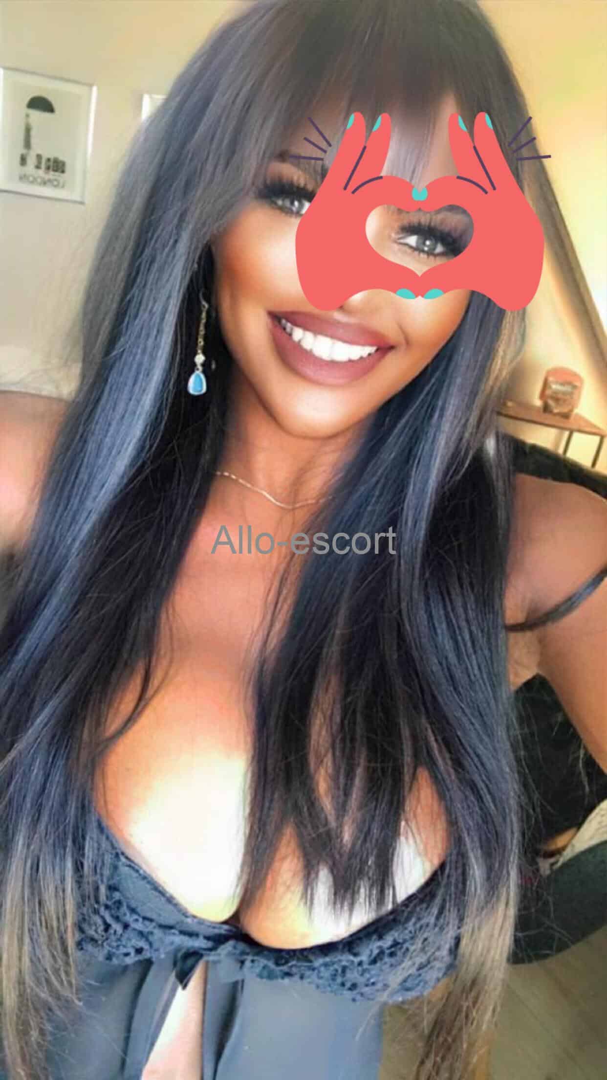 Naomi sexy